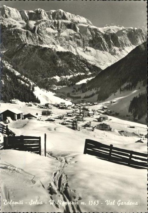 Wolkenstein Groeden mit Alpenpanorama