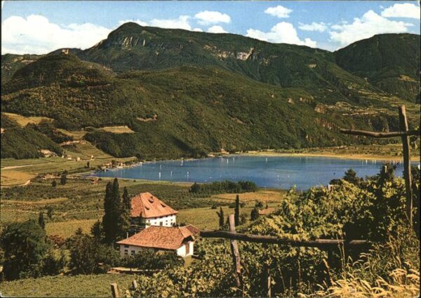 Kaltern Weinstrasse Tirol mit See und Weinmuseum Panorama