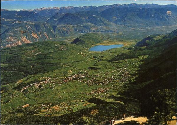 Kaltern Weinstrasse Tirol mit Kalterersee Fliegeraufnahme