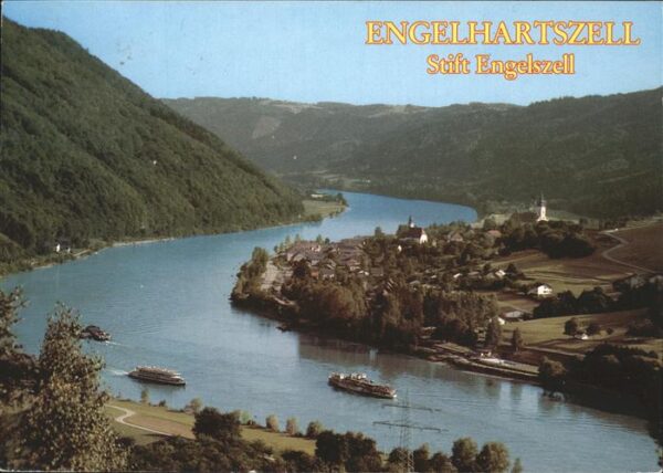 Engelhartszell Donau Oberoesterreich mit Trappistenkloster Engelszell Fliege