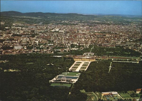 Wien Schloss Schönbrunn Fliegeraufnahme