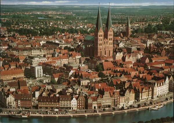 Luebeck Fliegeraufnahme mit Kirche