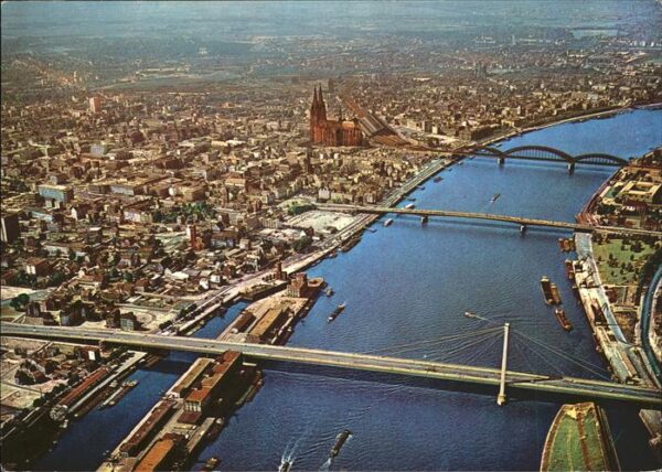 Koeln Rhein Altstadt mit Dom Severinsbrücke Deutzer