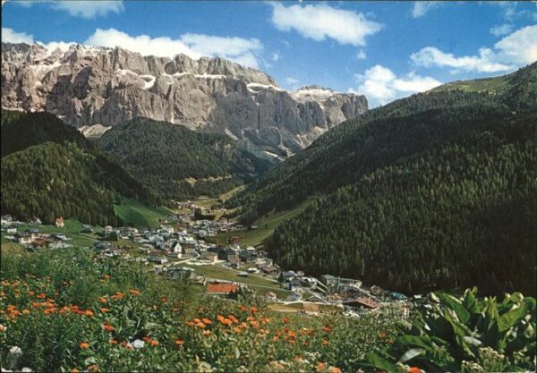 Wolkenstein Groeden Panorama mit Dolomiten