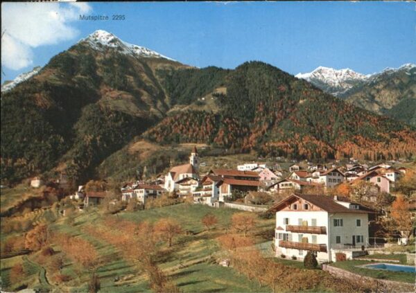 Dorf Tirol Panorama mit Mutspitze