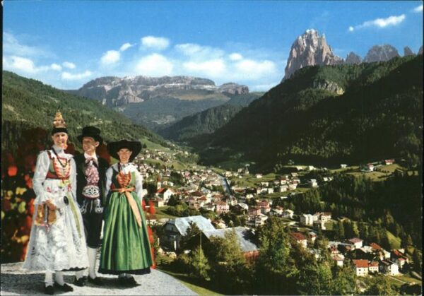 St Ulrich Groeden Tirol mit Grödner Trachten
