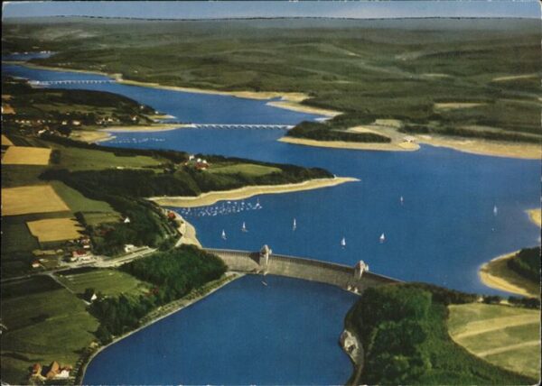 Moehnesee mit Talsperre