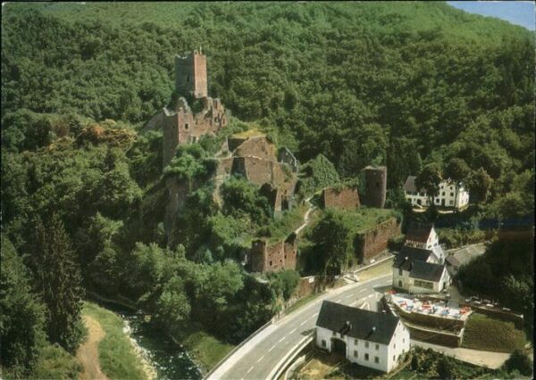 Manderscheid Eifel Blick auf die Niederburg
