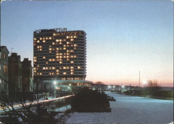 Rostock-Warnemuende Hotel Neptun u.Strandpromenade bei Nach