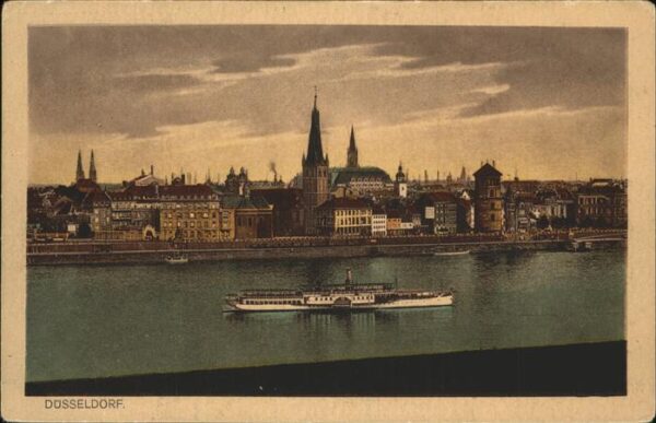 Duesseldorf Rheinpanorama Schiff Altstadt