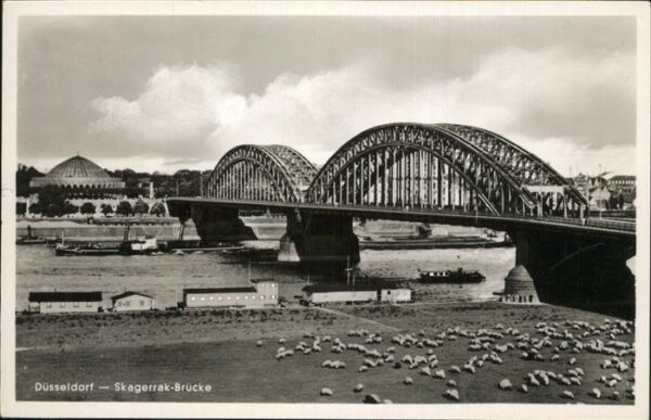 Duesseldorf Skagerrak-Brücke Schiffe Schafe