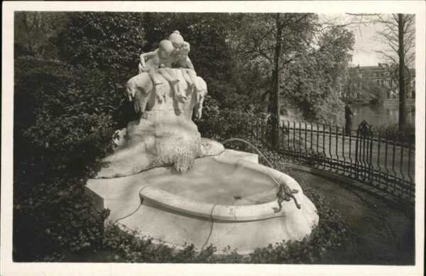 Duesseldorf Märchenbrunnen im Hofgarten
