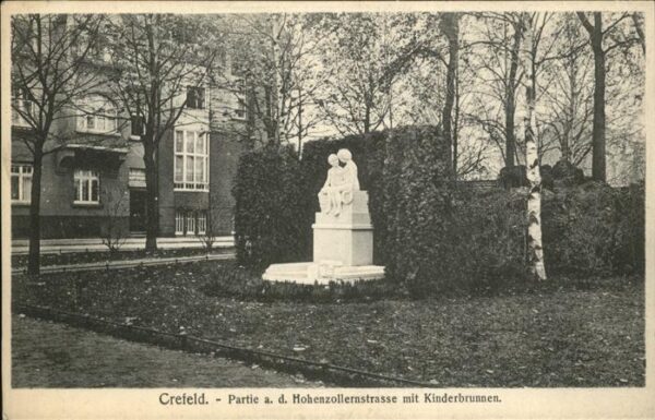 Krefeld Hohenzollernstrasse mit Kinderbrunnen