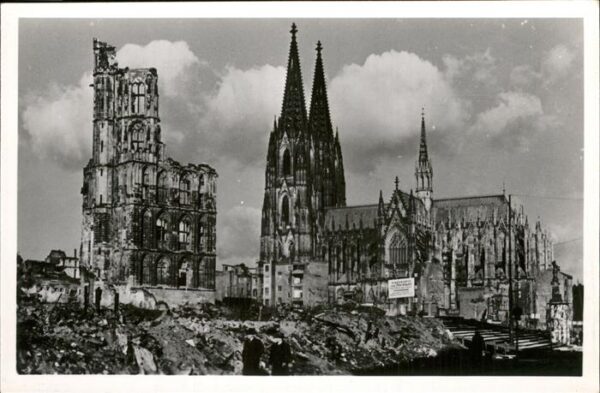 Koeln Rhein Dom nach Zersörung der Stadt