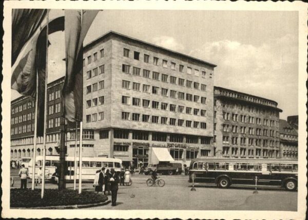 Essen Ruhr Häuser am Bahnhof Autos Busse Strasse