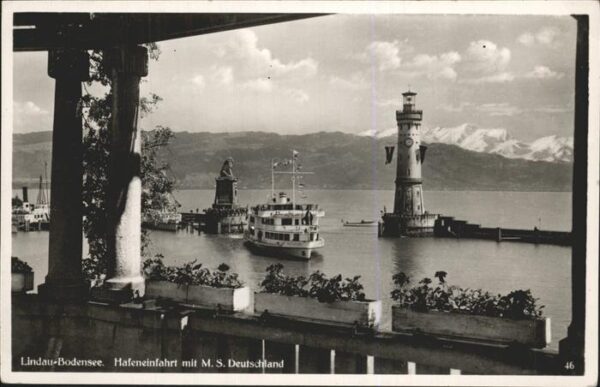 Lindau Bodensee Hafeneinfahrt mit MS Deutschland Leucht