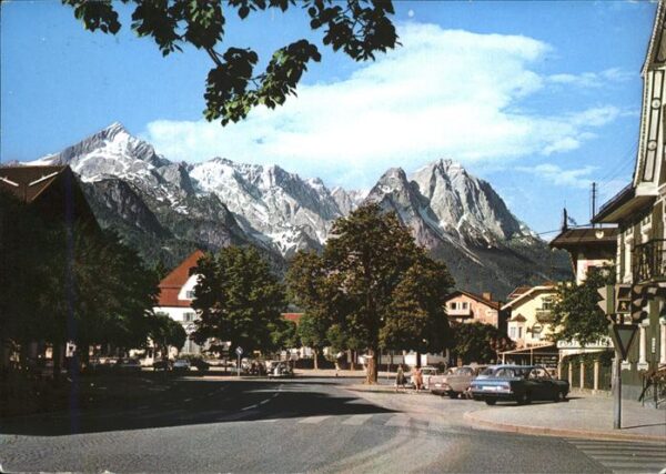 Garmisch-Partenkirchen Marienplatz mit Zugspitzgruppe