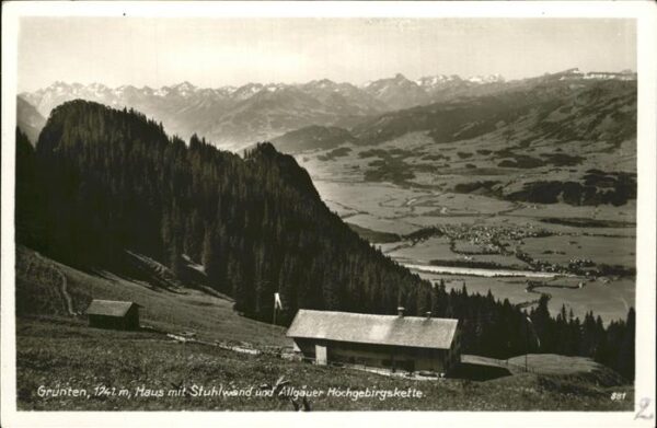 Gruenten Haus mit Stuhlwand und Allgäuer Alpen