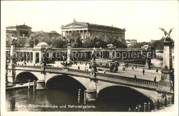 Berlin Friedrichsbrücke Nationalgalerie Strass