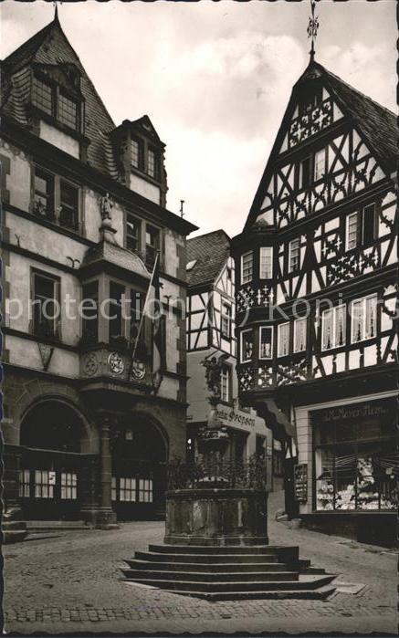 Bernkastel-Kues Rathaus mit St.Michaelbrunnen