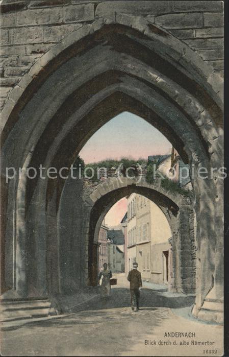 Andernach Blick durch das alte Römertor