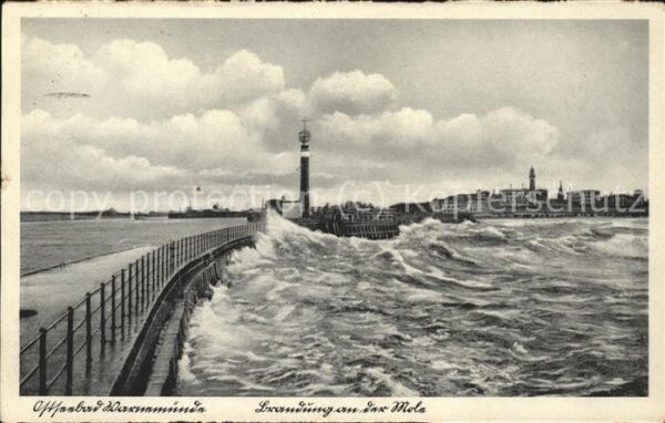 Warnemuende Ostseebad mit Brandung an der Mole