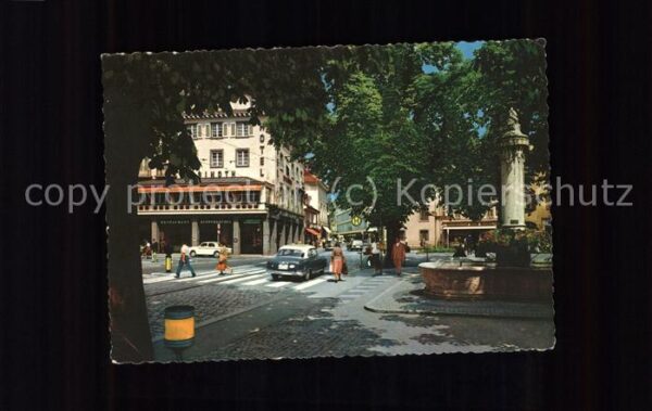 Loerrach Marktplatz Brunnen Autos