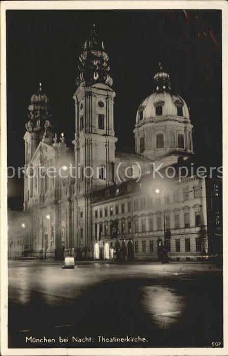 Muenchen Theatinerkirche bei Nacht