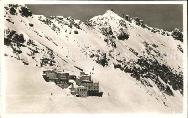 Zugspitze Zugspitzgipfel und Bahn mit Schneeferne