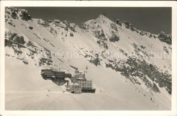 Zugspitze Zugspitzgipfel und Bahn mit Schneeferne