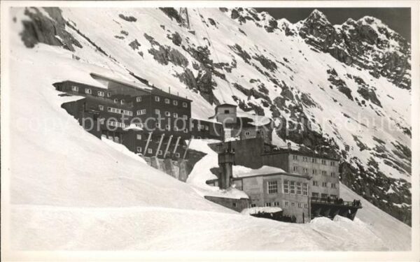Zugspitze Zugspitzplatt mit Hotel Schneefernerhau