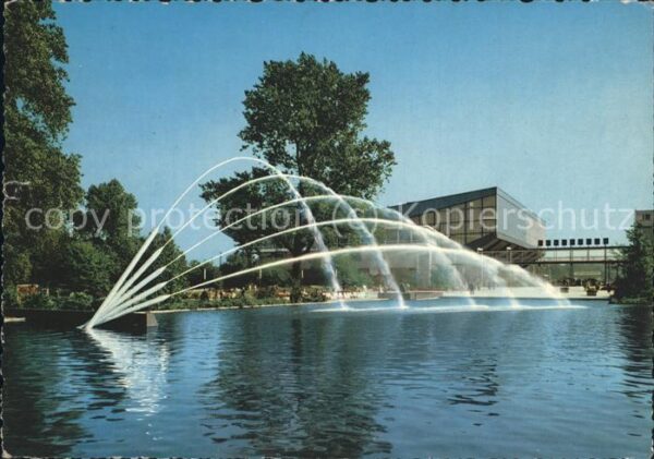 Essen Ruhr Gruga Park mit Grugahalle Fontäne