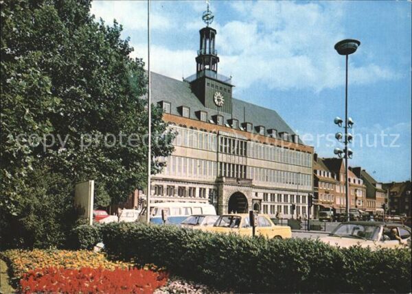 Emden Ostfriesland Rathaus mit Vorplatz