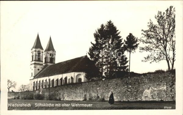 Niederalteich Donau Stiftskirche mit alter Wehrmauer