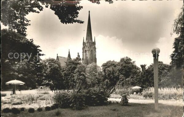 Bad Nauheim Partie in den Anlagen Kirche