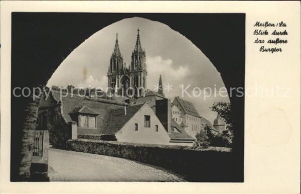 Meissen Elbe Sachsen Kirche durchs äussere Burgtor gesehen