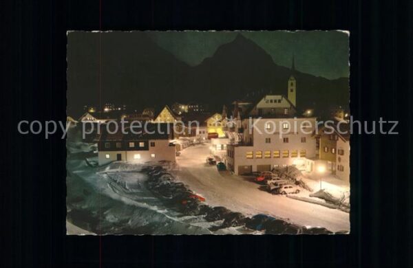 Galtuer Tirol Ortsstrasse bei Nacht mit Ballunspitze