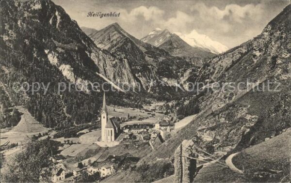 Heiligenblut Kaernten Ortsblick mit Alpen