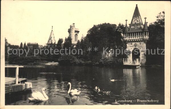 Laxenburg Franzensburg Schwanenteich