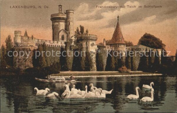 Laxenburg Franzensburg mit Schwanenteich im Schlo