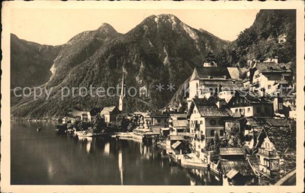 Hallstatt Austria Ortsansicht mit Kirche Hallstätter See