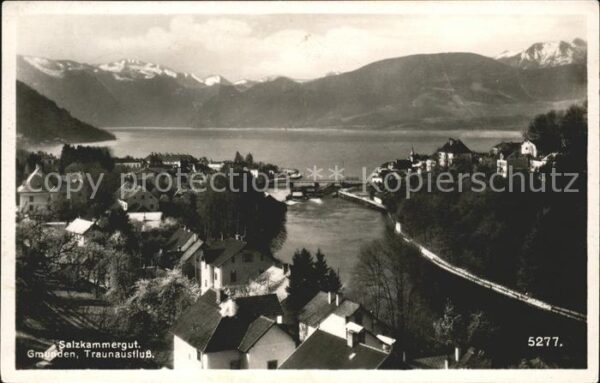 Gmunden Salzkammergut Ortsansicht mit Traunausfluss Traunsee