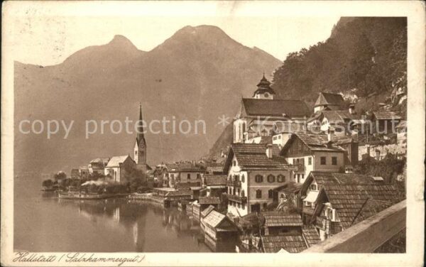 Hallstatt Austria Ortsansicht mit Kirche Hallstätter See