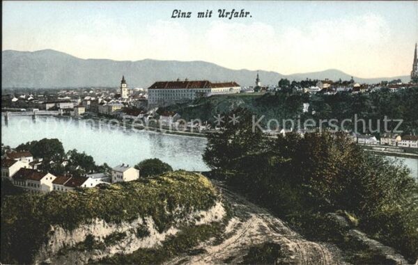 Linz Donau mit Urfahr Partie am Fluss Brücke