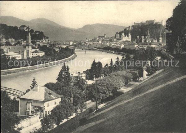 Salzburg Oesterreich Stadtblick mit Festung Hohensalzburg