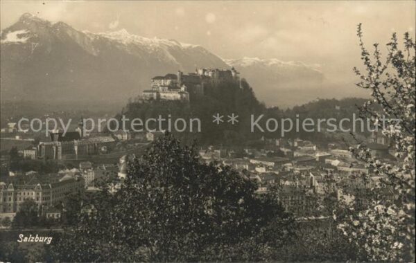 Salzburg Oesterreich Stadtblick mit Festung Hohensalzburg
