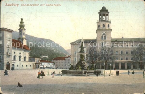 Salzburg Oesterreich Residenzplatz mit Glockenspiel und Brun