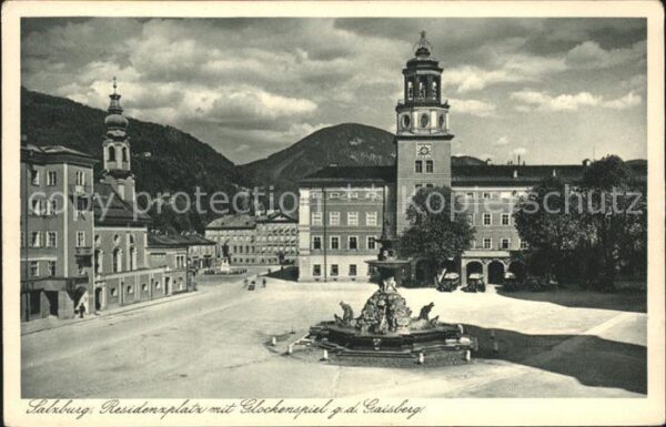 Salzburg Oesterreich Residenzplatz mit Glockenspiel Gaisberg