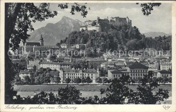 Salzburg Oesterreich Stadtblick mit Festung Hohensalzburg