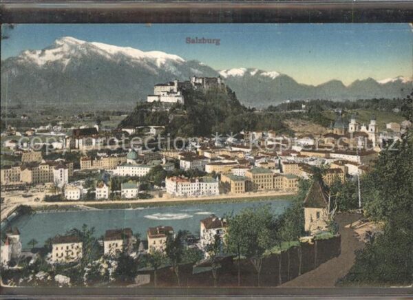 Salzburg Oesterreich Stadtblick mit Festung Hohensalzburg